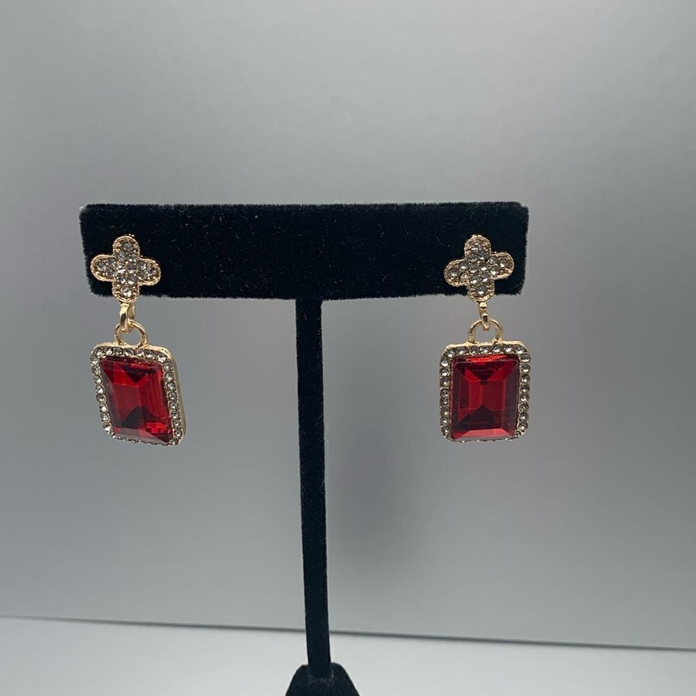 Vintage Gorgeous Blood Red Glass cabochon and clover-pattern drop earrings